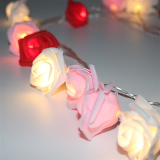 LED lyskæde med røde, lyserøde og hvide roser